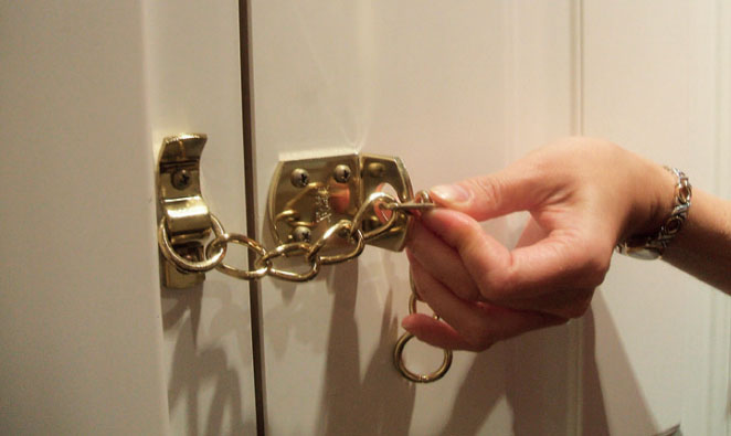 To use the safety chain.jpg